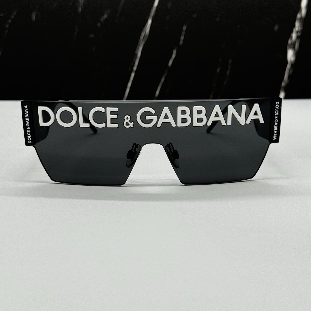 Dolce & Gabbana ロゴプレート フラットサンダル ブラック Dolce & Gabbana Elegant Leather Sandal With Thin Logo Strap