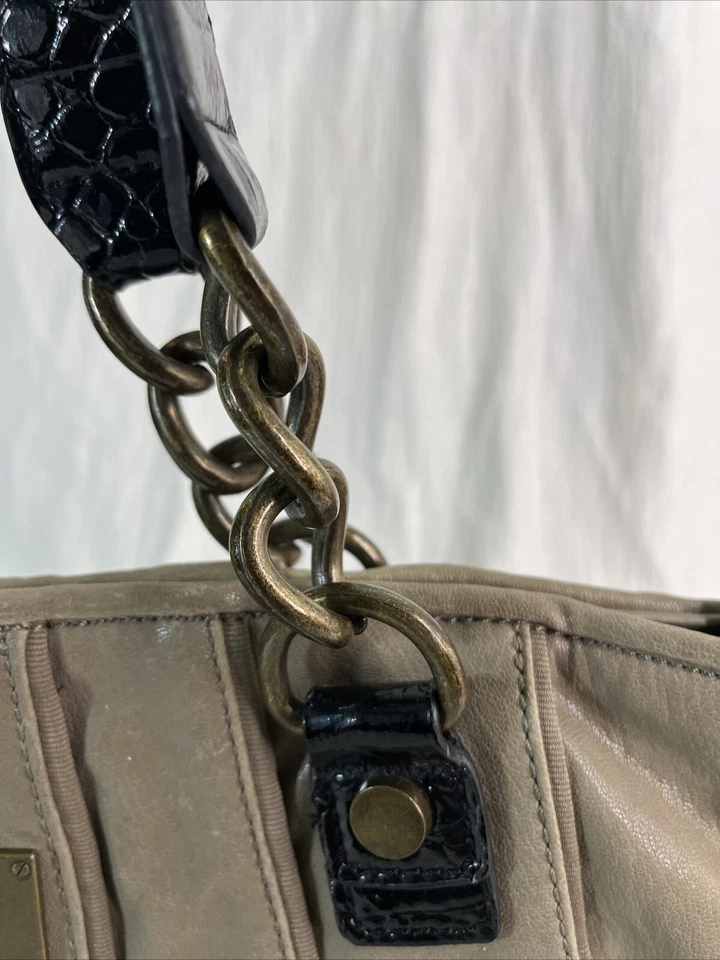 Bolso de Mano Simply Vera By Vera Wang Champiñón Tostado/Topo con Borde de Patente Negro Foto 4 de 4