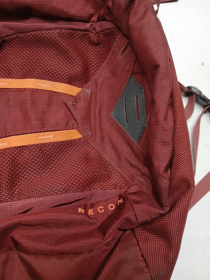 Mochila de reconocimiento The North Face para hombre/mujer, sistema operativo granate, usada Foto 2 de 4