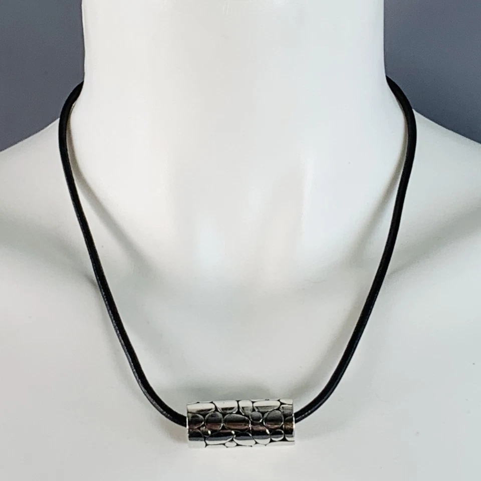 Collar con cordón de cuero de plata esterlina grabado en metal negro JOHN HARDY Foto 2 de 4