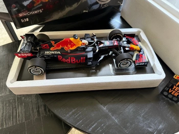Minichamps 1/18 Redbull Aston Martin Max Verstappen Win Abu Dhabi Serie 247/500 - Immagine 3 di 4