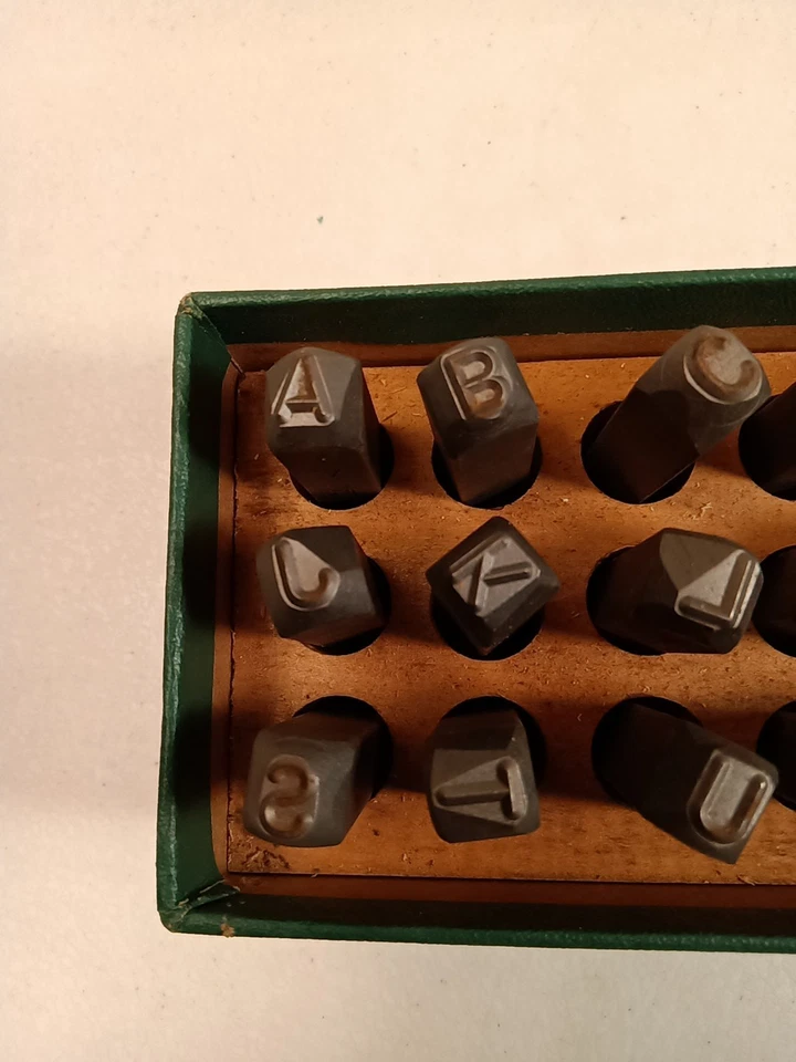 Juego de estampillas con letras de acero Stamper vintage de 1/4” alfabeto entero incluye “&” Markrite Foto 3 de 4