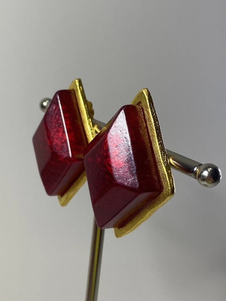 Brincos raros de resina iridescente vermelha grande robusta assinada por designer BOB HOUSE Goldtone - Imagem 3 de 4