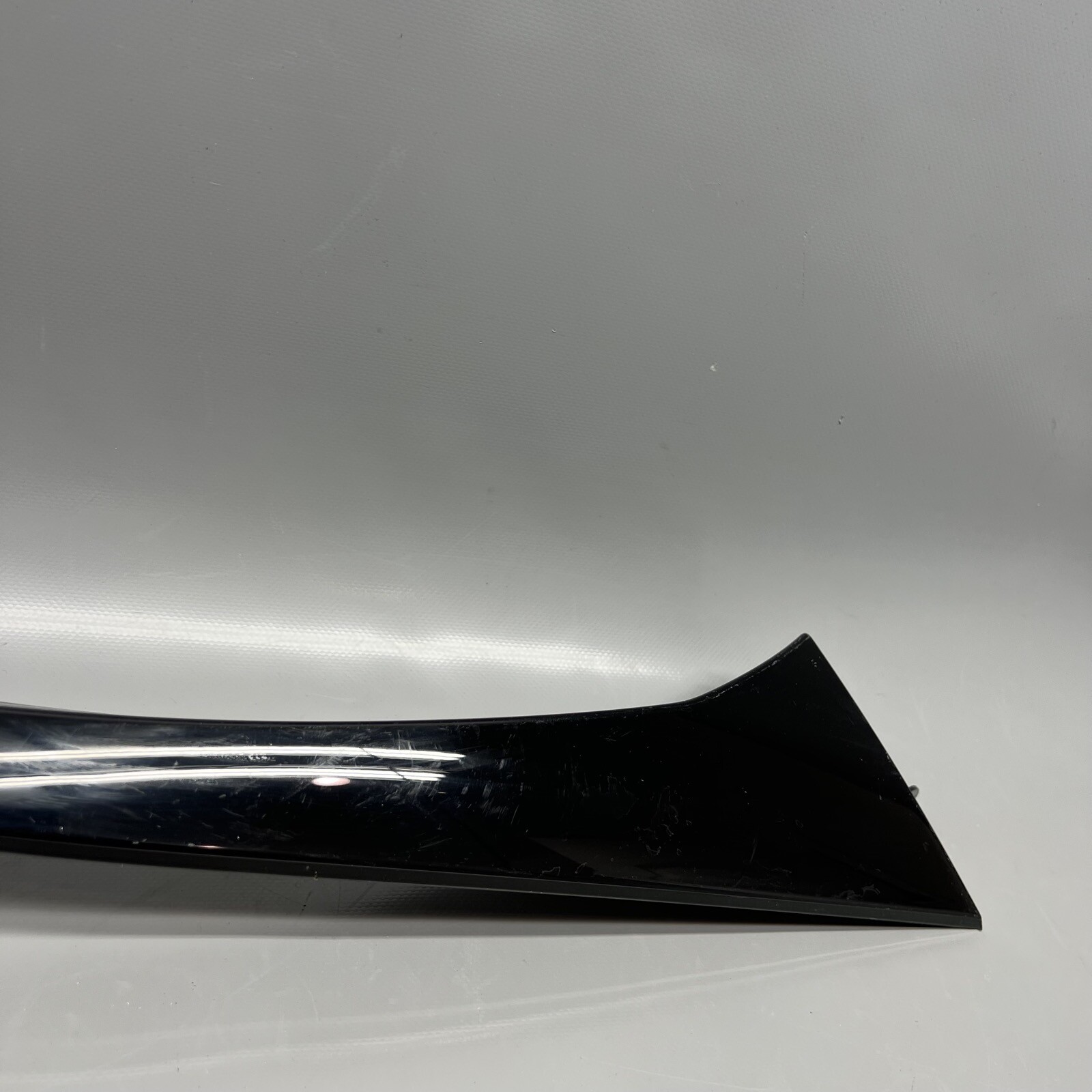 MASERATI LEVANTE TAILGATE BACKDOOR SPOILER RIGHT 2017 18 19 2020 OEM 670111580