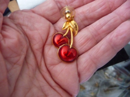AVON DANGLE RED ENAMEL GOLD TONE CHERRYS 1 1/4'' L PIERC EARRINGS #5/19 - Picture 3 of 5