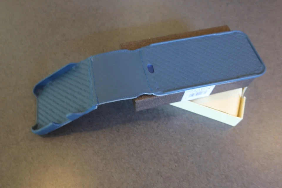 Piel Frama 鳄鱼蓝色 iMagnum 皮革保护壳 适用于 iPhone 16 Pro/iPhone 16 #209 — 第 3/4 张图片