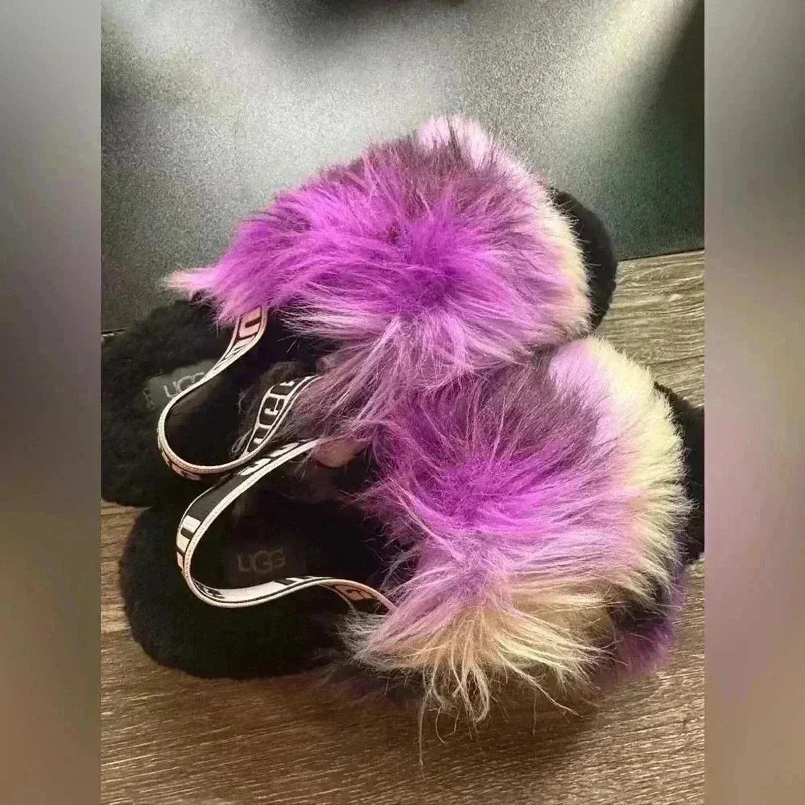 Sandali pantofole UGG Fluff Yeah Slide Tie Dye foderati in pelliccia con cinturino