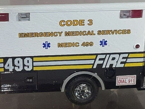 CODE 3 CHIEF'S EDITION # 4 FORD E-350 AMBULANCE MEDIC 1:64 LIMITED EDITION 12253 - Picture 5 of 10