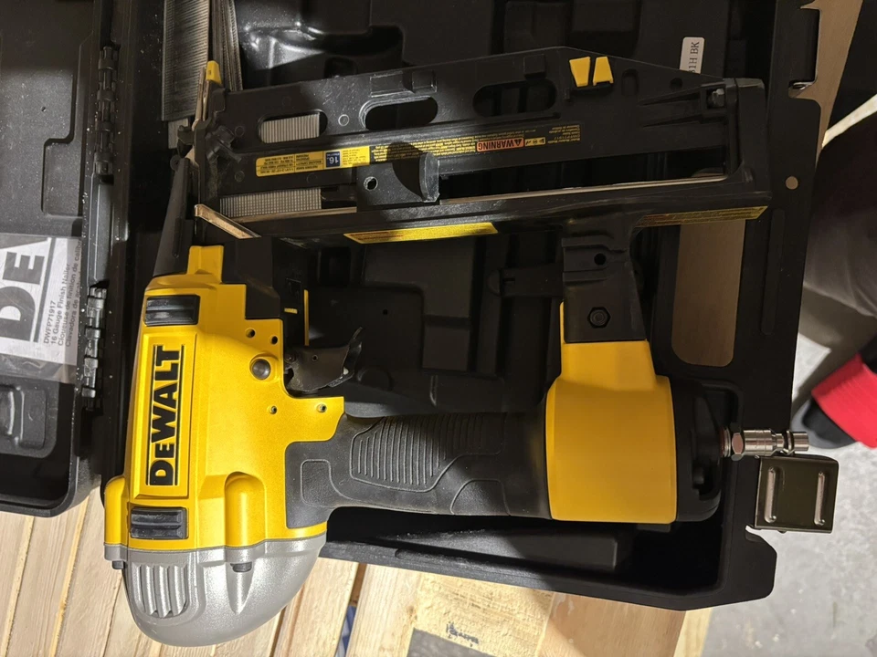 Combo Kit - DeWalt Pneumatic 16 Gauge finish Nailer and 18 gauge Brad nailer. - Image 2 of 4