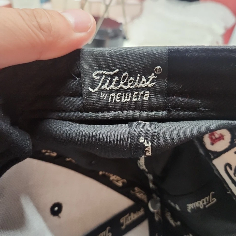 Gorra de béisbol FootJoy para hombre talla M-L negra ajustada con logotipo de Titleist Foto 4 de 4