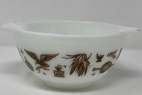 PYREX CINDERELLA STYLE MIXING BOWL White Early American Eagle  1 1/2 Pt #441