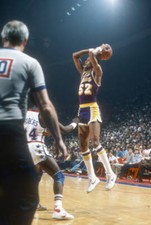 Jamaal Wilkes of the Los Angeles Lakers 1981 Basketball Photo 2