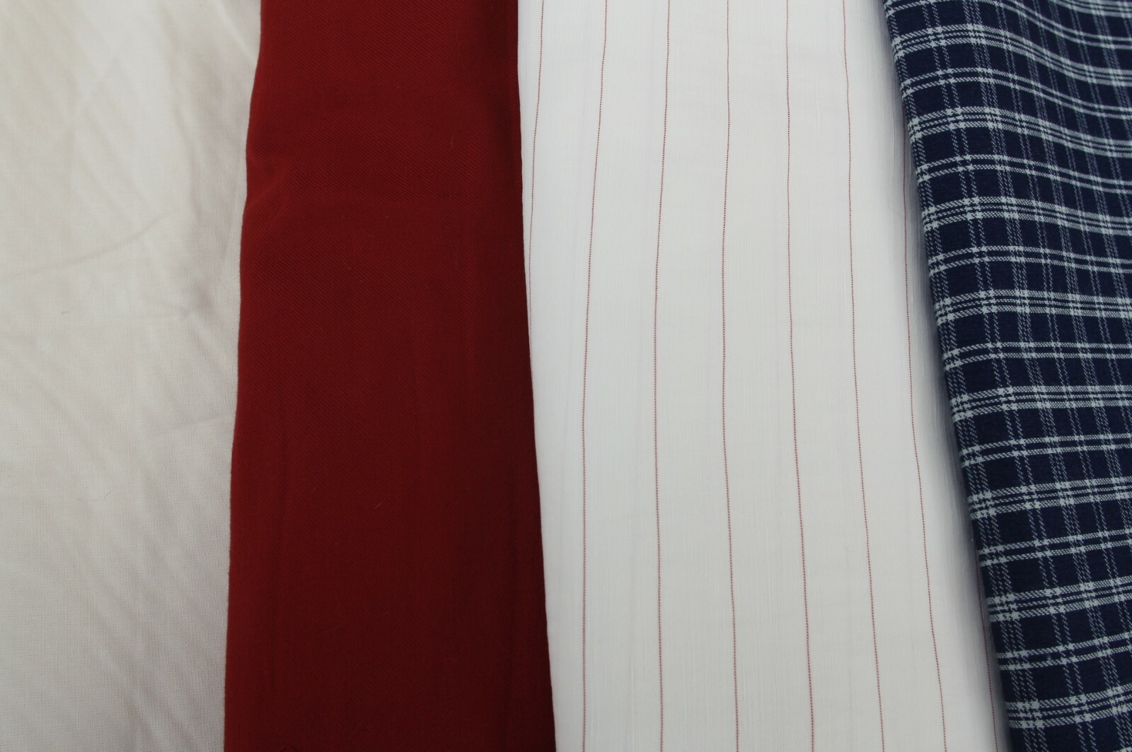 Coupon de tissu polycoton à rayures blanc cassé bleu rouge pour chemisiers et jupes
