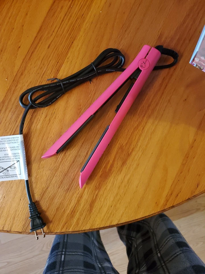 IoniK Ceramic Flat iron - Pink , New In original Box: Le Chic - Image 3 of 4