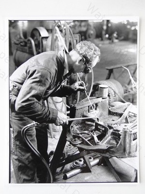 Arbeiter LKW Fabrik Werkstatt Maschinen Schweißerbrille um 1940 Foto 1990er Druck