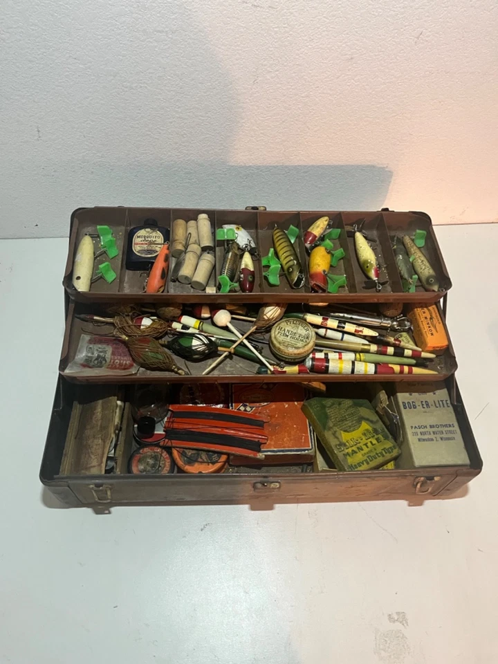 Caja de aparejos de pesca con armario de tapa vintage cargada con aparejos vintage (años 40) Foto 4 de 4