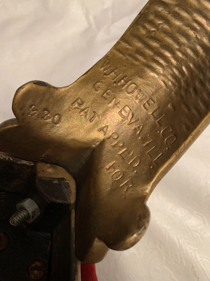 Banco de patas de hierro fundido vintage único de terciopelo rojo color bronce años 20 WH Howell Co. Foto 3 de 4