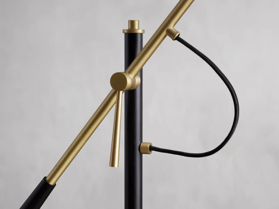 Lámpara de mesa Ramsey estilo mediados de siglo brazo ajustable con pantalla y latón de LD Foto 4 de 4