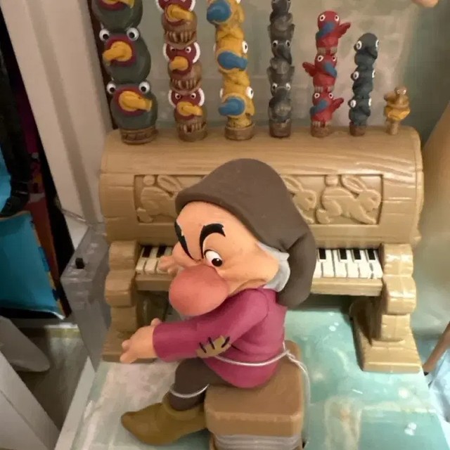 Disney Snow White Playset with 7 Dwarfs Figurines Pre-Owned