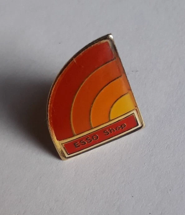 Badge Vintage Pins Pétrole ESSO Devon Op Oil Huile Petrolum Produit pétrolier