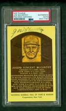 Joe McCarthy d'1978 Vintage Autographed Hall of Fame Plaque Postcard PSA/DNA