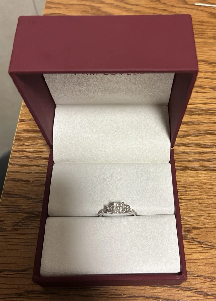 Женское помолвочное кольцо с бриллиантом Helzberg - Изображение 2 из 4