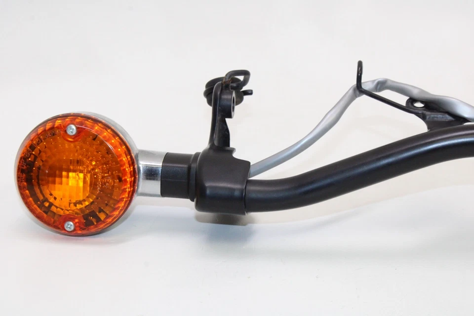 2012 KAWASAKI VULCAN 900 VN900B CLASSIC OEM FRONT TURN SIGNAL PAIR W BAR - Image 2 of 4