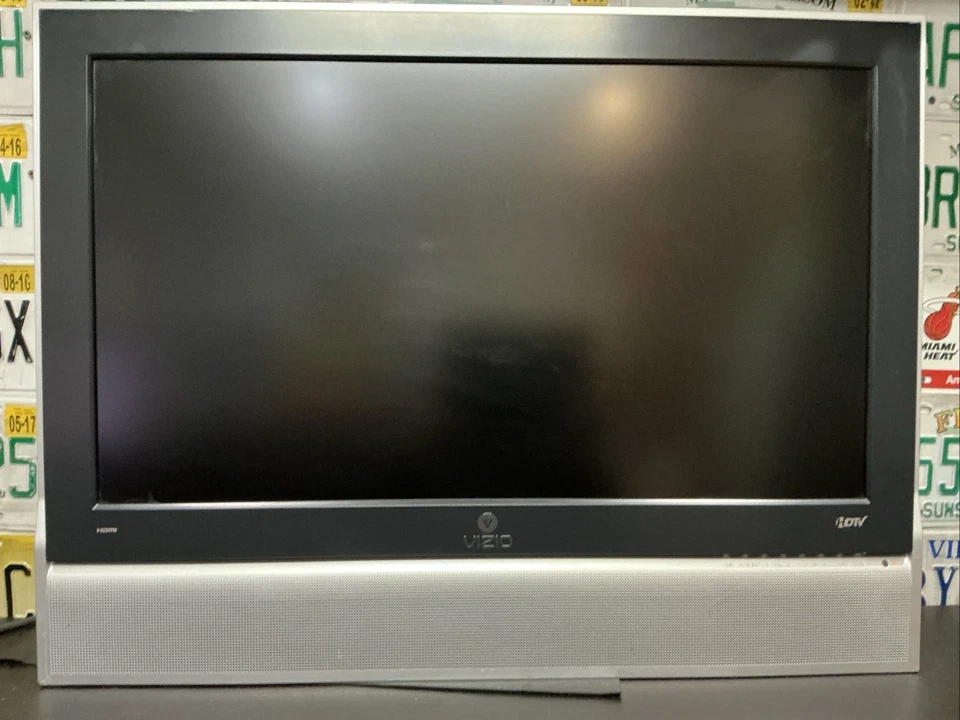 Retro Gaming VIZIO 32-in LCD HDTV for Retro Gaming 🕹️ L32HDTV10A - Image 2 of 4