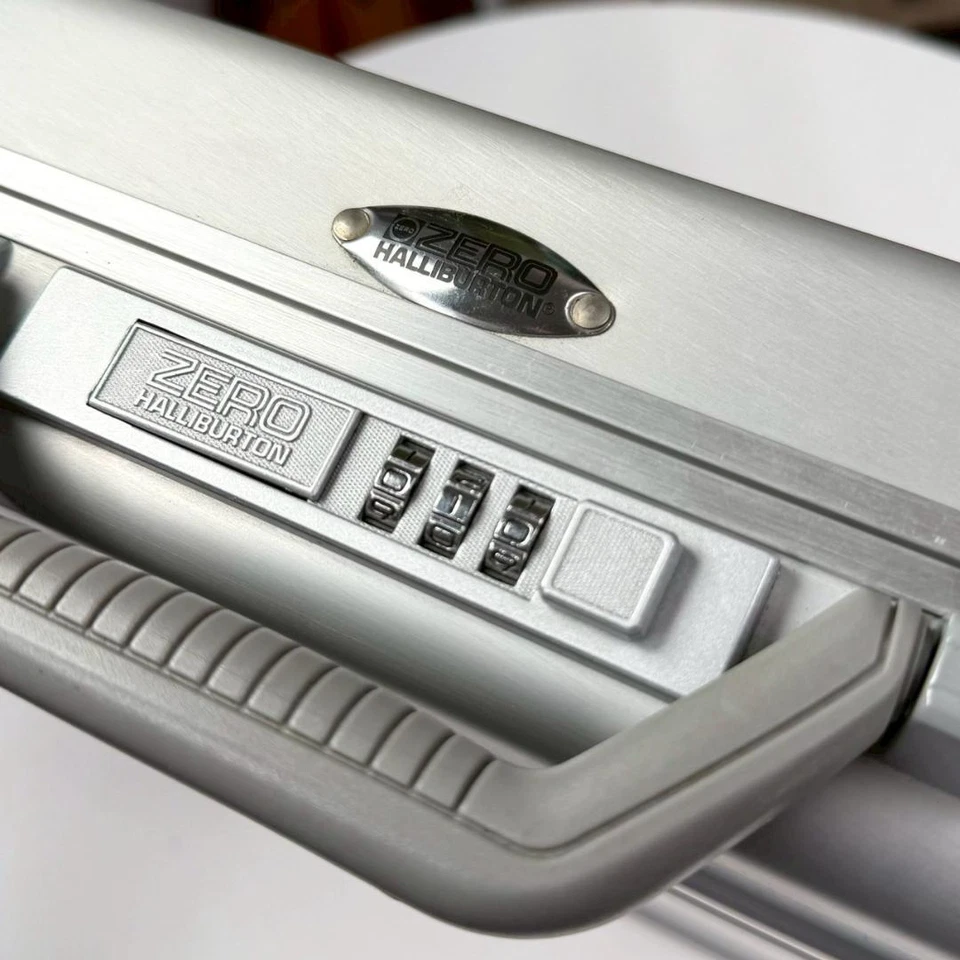 ZERO HALLIBURTON Aluminum Attache Case Silver Excellent Condition - Image 3 of 4