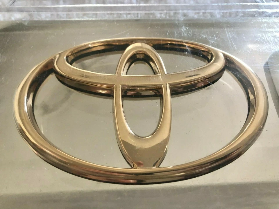 Placa de matrícula Pilot Toyota Gold Emblem Mini 3D Foto 2 de 3