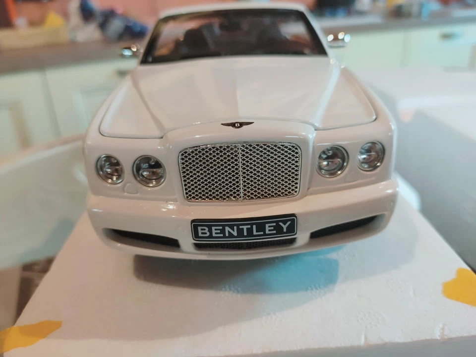 Bentley Azure Bianco Cabrio 2006 scala 1/18 Minichamps usato con scatola. Raro. - Immagine 2 di 4