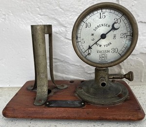 Vtg C. M. Sorensen Co 0-30 Psi Laboratory Vacuum Gauge w/ Stand Salesman Sample!