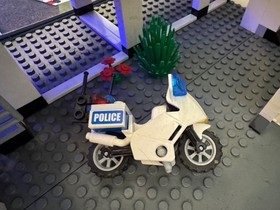 LEGO CITY  7744 Police Headquarters 100% Complete w/Minifigures & Manuals