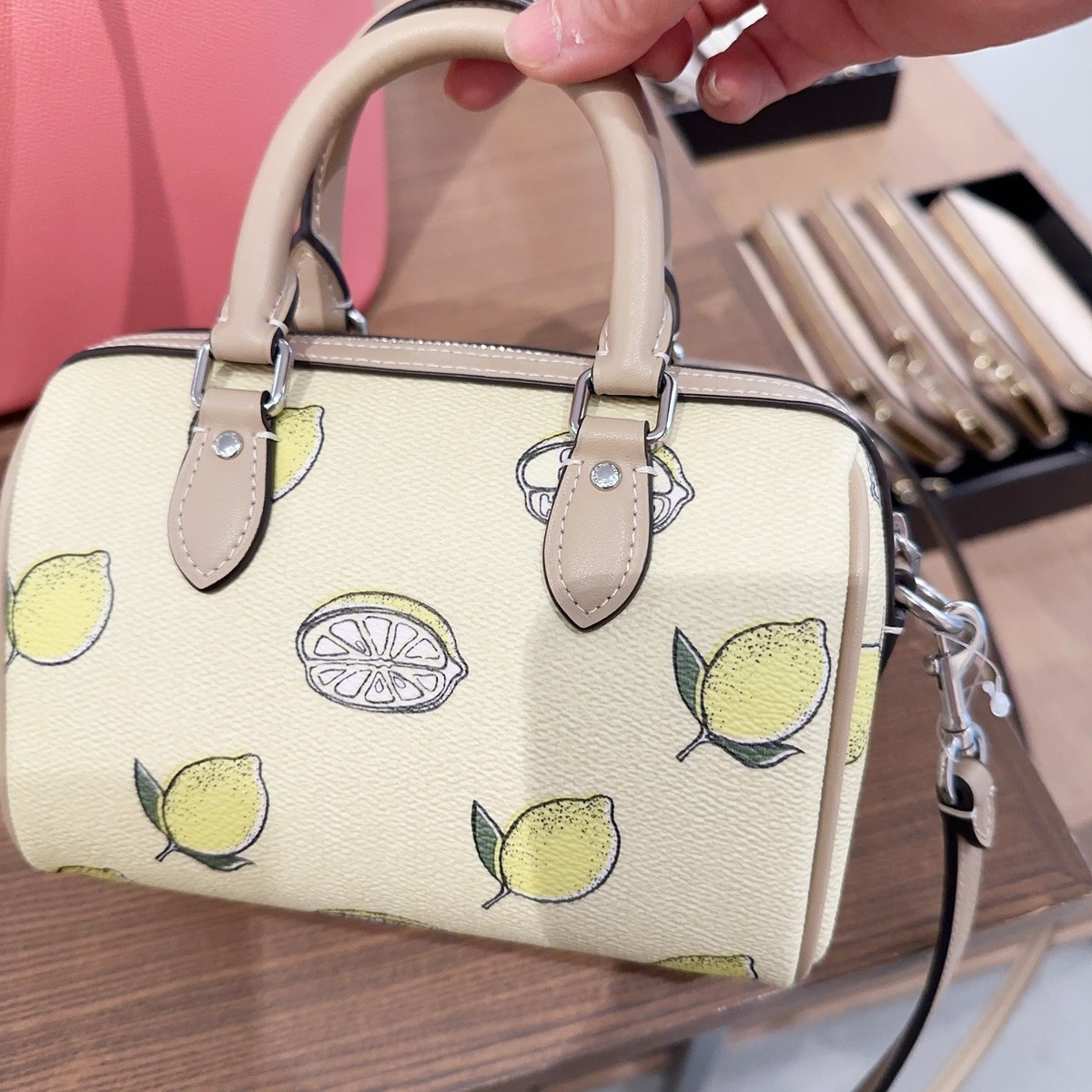 【COACH】レモンプリントのミニローワンクロスボディバッグCAL19 NWT Coach Mini Rowan Crossbody Bag With Lemon Print CAL19 | eBay