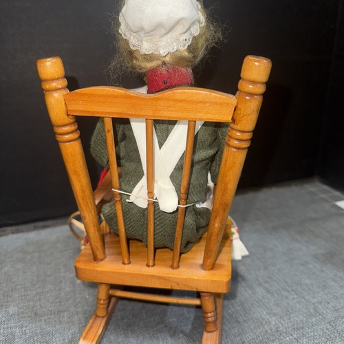 Byers' Choice Ltd. The Carolers Lady Knitting In Rocking Chair Winterthur 2005 - Picture 3 of 4