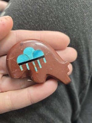 ZUNI ARCHED PIPESTONE BEAR WITH INLAY TURQUOISE SHELL AND JET RAIN CLOUDS EMORY