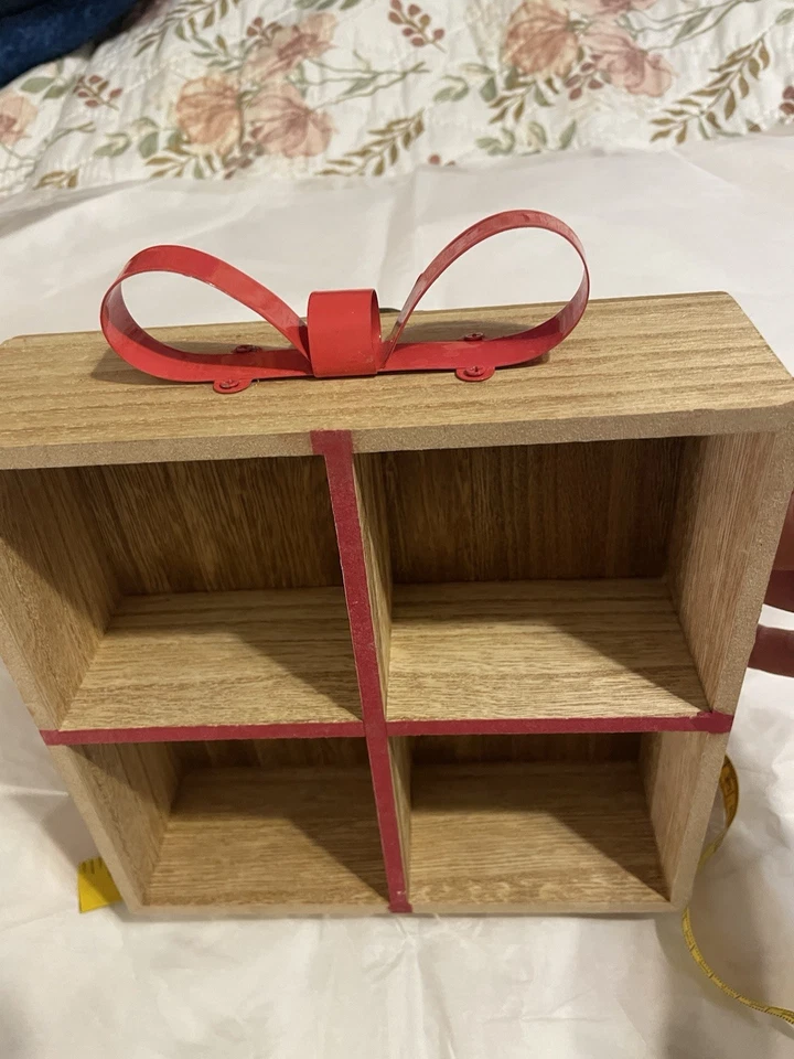 Prateleira de madeira Red Bow - Imagem 2 de 3