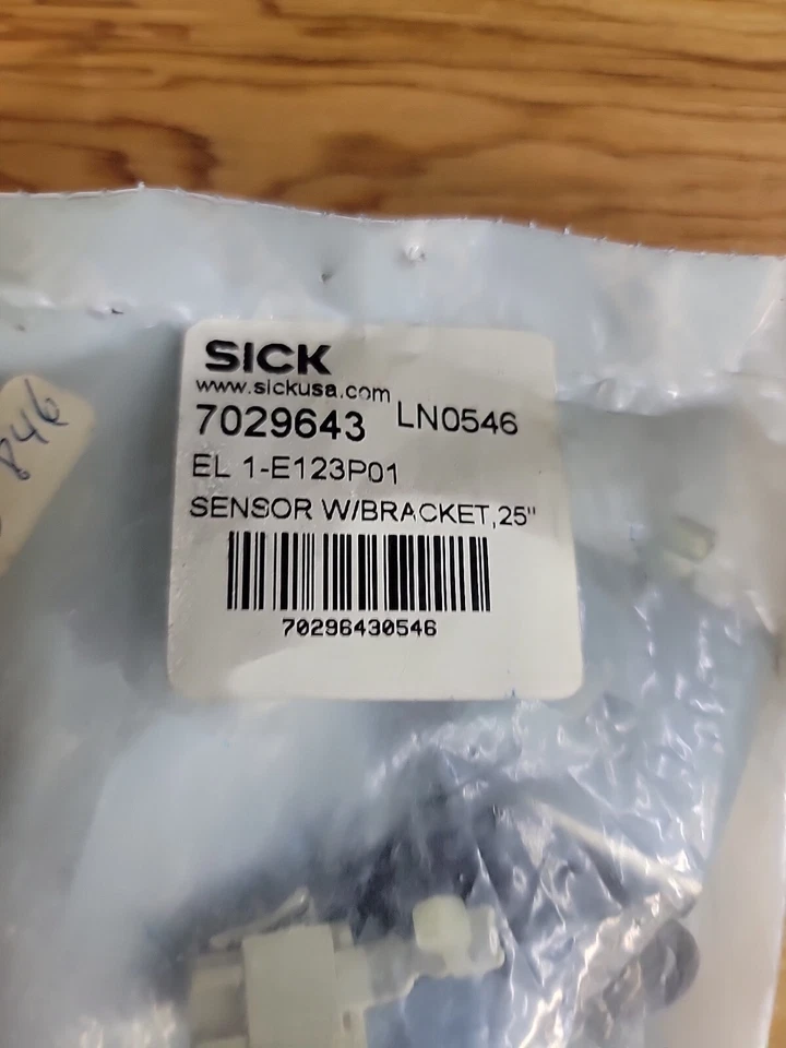 SICK EL-1-E123P01 PHOTOELECTRIC SENSOR W/BRACKET 7029643  - NEW - Image 3 of 4