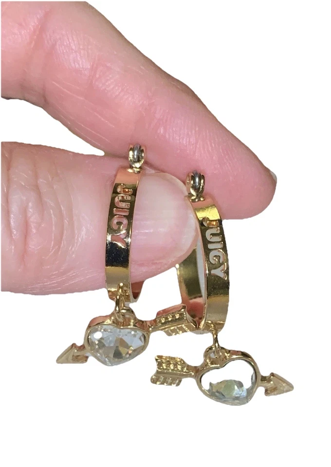 Pendientes de aro gruesos en tono dorado Juicy Couture con colgante de flecha de corazón de cristal JC Foto 4 de 4