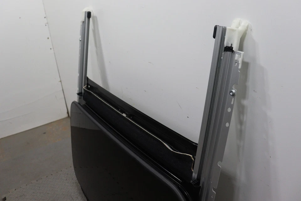 2017 - 2020 NISSAN ARMADA SUN ROOF SUNROOF MOONROOF FRAME W/ GLASS OEM - Image 2 of 4