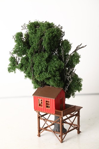 H0 Vollmer 60095 Casa en el árbol rojo con árbol grande altura aprox 20 cm (351056) | Zustand: Gebraucht