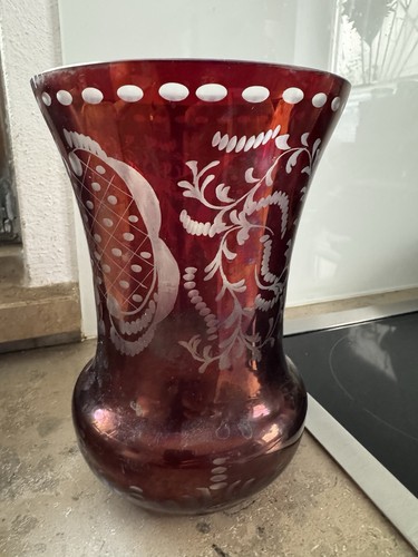 Antike Böhmische Gravierte Vase Bordeaux Rot 19 cm Hoch - Bild 1 von 4
