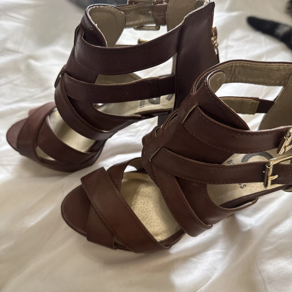 Alpargata de plataforma marrón para mujer GUESS punta abierta tacones de cuña, talla 7,5 Foto 4 de 4