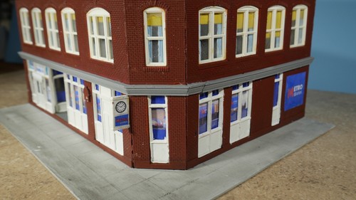 HO Scale Con-Cor CROOKSVILLE BANK BUILDING ( Weathered & Detailed) - Picture 5 of 12