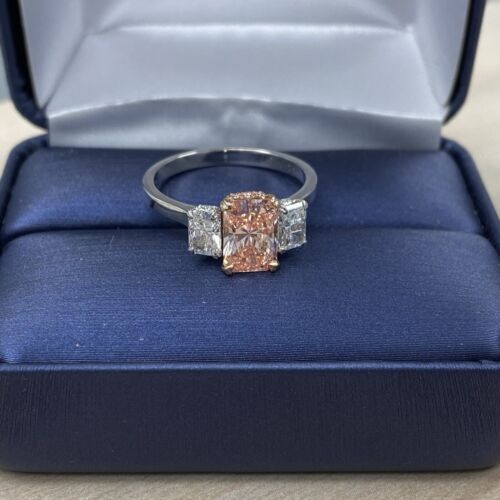 Bague de fiançailles 3 pierres IGI rose vif taille rayonnante diamant cultivé en laboratoire 14 carats 2,40 ctw - Photo 9 sur 11