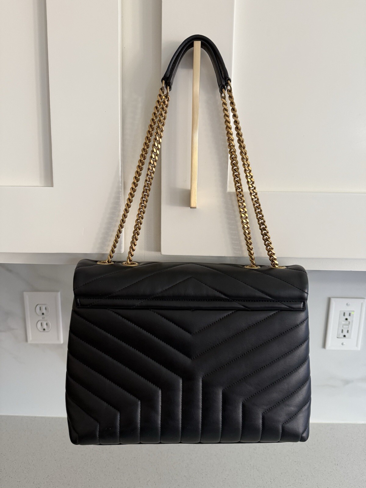 Borsa a tracolla YSL Saint Laurent Medium Loulou in pelle matelassé nero oro