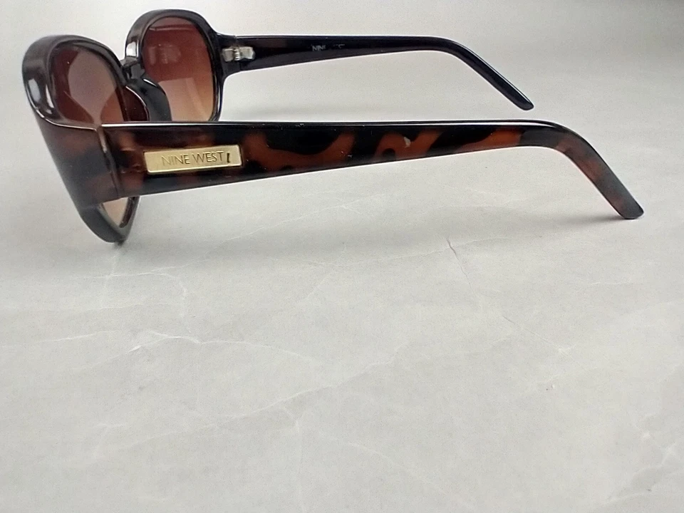 Gafas de sol Nine West marrón claro caparazón de tortuga ojo de gato de gran tamaño Foto 2 de 4