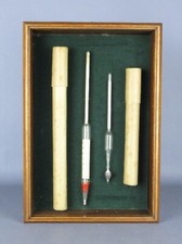 Quadro Teca Con Antichi Termometri In Vetro Ad Immersione Collezione Xx Sec.