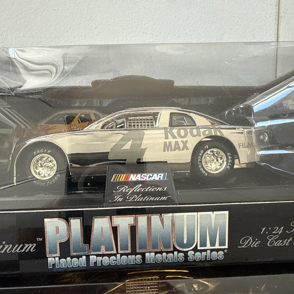 Lote de 2 coches fundidos a presión Nascar chapados en oro y platino 1:24 Foto 2 de 4