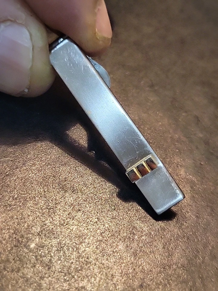 Clip de corbata vintage Swank tono plata con acento dorado clásico mediados de siglo Foto 4 de 4